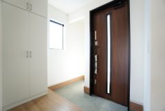 玄関にはシューズクローク付き。ご家族全員分の靴からベビーカーやゴルフバッグなどもしっかり収納できます＾＾