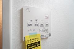 雨の日の洗濯も安心できる浴室暖房乾燥機付き浴室。リモコンで操作もボタン1つで簡単。