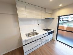 奥まった場所にキッチンを配置。リビングやダイニングでの寛ぎを邪魔しない仕様です＾＾生活感が出にくいので急な来客にも困りませんね＾＾