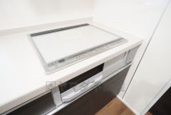 お手入れのしやすいIHクッキングヒーターです。3口コンロなので、効率よくお料理が楽しめます。毎日のお料理も楽しくなりますね＾＾