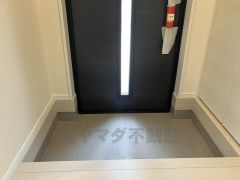 ご家族の靴をスッキリと片付けられるシューズボックス付きの玄関です＾＾スッキリと片付いた玄関は気持ちがいいです。