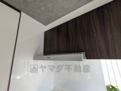 コンロ上には換気扇完備＾＾すぐ横に小窓が設けられているので、換気扇と合わせてWで換気できます＾＾