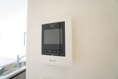 オートロックとモニター付きインターホン装備で女性やお子様も安心。充実のセキュリティで暮らしをサポートします。