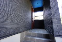 玄関には屋根があるので雨の日も安心してカバンの中から鍵が探せますね。