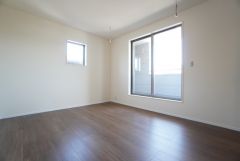 8.12帖。主寝室としてお使いいただけそうなこちらのお部屋は、日当たりが良く、爽やかな風を感じて起きる朝は、快適生活の始まりに。