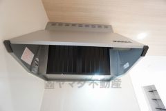 調理により発生する油煙や臭いを吸い込み、屋外へ排気してくれます。
