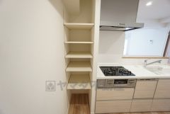 キッチン横には可動棚タイプのパントリー付き＾＾長期保存ができるもの、調理器具、防災グッズを入れておくのもいいですね。 