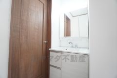 三面鏡裏収納付き洗面化粧台です＾＾ 歯磨きセットやスキンケア用品などの収納に便利ですね。