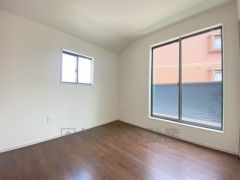 5帖。2面採光を確保した明るい室内は、風通しも良く、大変居心地の良い空間となっております。日当たりがよく、子供部屋としての利用もおすすめ。