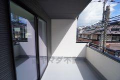 南向きで陽当たりの良いバルコニー＾＾お洗濯やお布団干しはもちろん、日光浴スペースにも＾＾足元は防水工事施工済です。 