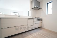 対面式キッチンなのでリビングにいるご家族とコミュニケーションを取りながら洗い物や、お料理が楽しめそうですね＾＾