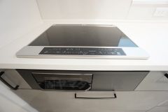 お手入れのしやすいIHクッキングヒーターです。3口コンロなので、効率よくお料理が楽しめます。毎日のお料理も楽しくなりますね＾＾