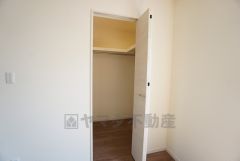 リビングにはファミリークローゼット付き。ご家族の衣類や荷物をまとめて収納できます＾＾適切な場所に配置することで生活動線を短くし、家事効率も高まりますね＾＾ 
