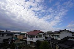 目の前に日差しを遮る建物がないので、日当たり＆風通し良好です＾＾心地よい自然の光や風を感じることができ、ほどよく開放感のある空間がつくれます。