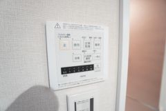 浴室暖房乾燥機付き。天候に左右されず、いつでも好きなときに洗濯物を干せるので、仕事や家事で忙しい方に重宝します。