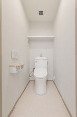 壁リモコンタイプのウォシュレット付き。すっきりした見た目で、トイレ奥の掃除もしやすいです。
