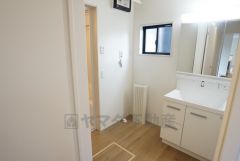 ランドリースペース上部には窓も付いており換気に便利です＾＾