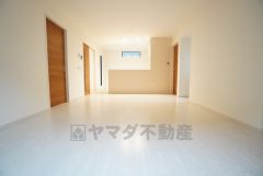 おしゃれなキッチンを中心とした開放的なリビング。 玄関へも2階へも、必ずリビングを通る動線になっているので顔を合わせる機会が増え家族団らんの間取りに＾＾ 