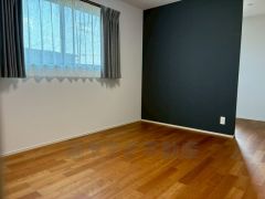 主寝室としてお使いいただけそうなこちらのお部屋は、日当たりが良く、爽やかな風を感じて起きる朝は、快適生活の始まりに。