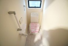 1階2階の2ヶ所にトイレがありますので、忙しい朝にも家族に気を使わず、ゆとりが生まれますね＾＾ 小窓付きで換気する時に便利です＾＾