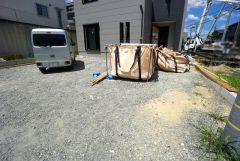 駐車スペースは並列3台分を確保。マイカー用に、お客さま用に、余裕を持ってご利用いただけます。