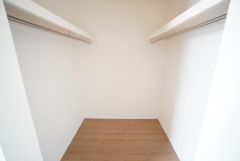 収納力豊富なウォークインクローゼット。洋服や小物などを1箇所にまとめて美しい収納を実現します。スーツケースのような大型の荷物も置けます＾＾