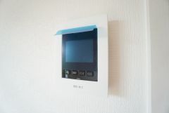 防犯はもちろん、セールスマン対策にもなるモニター付きインターホンです。 来訪者の顔が見えるので安心ですね＾＾