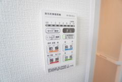 雨の日の洗濯も安心できる浴室暖房乾燥機付き浴室。リモコンで操作もボタン1つで簡単です。