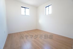 家具を選ばないナチュラルなフローリングとシンプルなクロスです＾＾ 居室としてももちろん、収納や書斎、お子様のプレイスペースにも＾＾