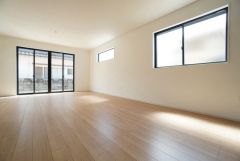 大きな窓のあるリビングは、陽光あふれる明るい空間です。居心地良く、ご家族皆がゆったり寛げる憩いの空間となりそうです。