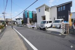 前面道路は西側約5.4ｍ～5.7ｍの公道に面しています＾＾