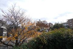 2階バルコ二ーからの眺望です＾＾ 陽当たり、風通し良好です。お休みの日にはコーヒーを飲みながらのんびりするのにもちょうど良いですね＾＾