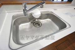 大きなお鍋も楽々洗える幅の広いシンクです＾＾ステンレスシンクなので簡単にお掃除できますよ。洗剤やスポンジもすっきりできる収納付き。