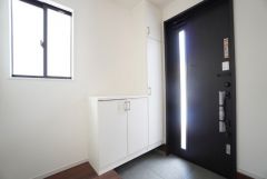 採光も考えられた明るい玄関です。たっぷり収納できるシューズボックス付きなので、家族全員の靴がきれいに整頓できます。
