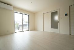大きな掃き出し窓のあるリビングは、陽光あふれる明るい空間です。ゆったりと寛げる憩いの場となりそうです。