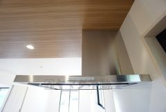 コンロ上には換気扇完備＾＾すぐ横に小窓が設けられているので、換気扇と合わせてWで換気できます＾＾