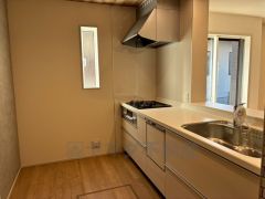 対面式キッチンなのでリビングにいるご家族とコミュニケーションを取りながら洗い物や、お料理が楽しめそうですね＾＾