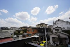 目の前に日差しを遮る建物がないので、日当たり＆風通し良好です＾＾心地よい自然の光や風を感じることができ、ほどよく開放感のある空間がつくれます。