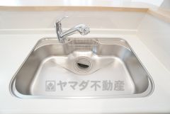 大きなお鍋も楽々洗える幅の広いシンクです＾＾ステンレスシンクなので簡単にお掃除できますよ。洗剤やスポンジもすっきりできる収納付き。