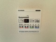 浴室暖房乾燥機には、暖房、乾燥、涼風、換気の4つの機能が付いています。タイマー付きです。換気・雨の日の洗濯も安心です＾＾