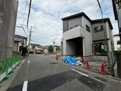 前面道路は南西側約5.7ｍの公道に面しています。