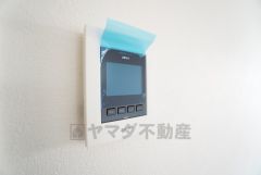 防犯はもちろん、セールスマン対策にもなるモニター付きインターホンです。 来訪者の顔が見えるので安心ですね＾＾