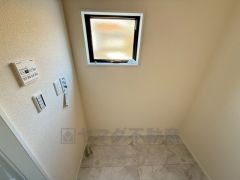 ランドリースペース上部には窓も付いており換気に便利です＾＾