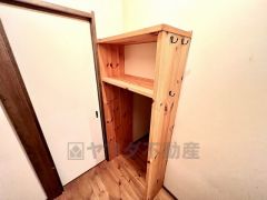 ウォークスルークローゼットにはアウターなどがかけられるハンガーパイプのほかに帽子やカバンなども収納できる棚付き。