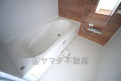 1日の疲れを癒すくつろぎのバスルーム。足を伸ばしてもゆったりと入れるサイズです。お子様と一緒にお風呂に入っても狭くないですね＾＾