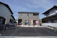 駐車スペースはゆとりある最大4台分を確保。マイカー用に、お客さま用に、余裕を持ってご利用いただけます＾＾ 