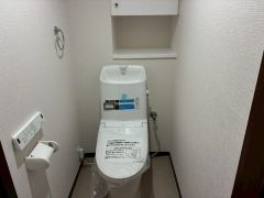 ウォシュレット、暖房便座、節電・節水機能など、使い勝手のよい高機能トイレです。 後方には収納棚が付いています＾＾ 