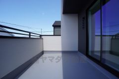 広々としたバルコニー。 天気のいい日にはお布団もまとめて干せそうですね＾＾