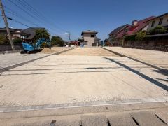 2026年5月撮影。駐車場は3台まで並列駐車できるので、急な来客時やお子様が成人して車を所有するようになっても安心です＾＾