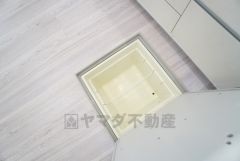 キッチンに床下収納があります。長期保存ができるもの、調理器具、防災グッズを入れておくのもいいですね。